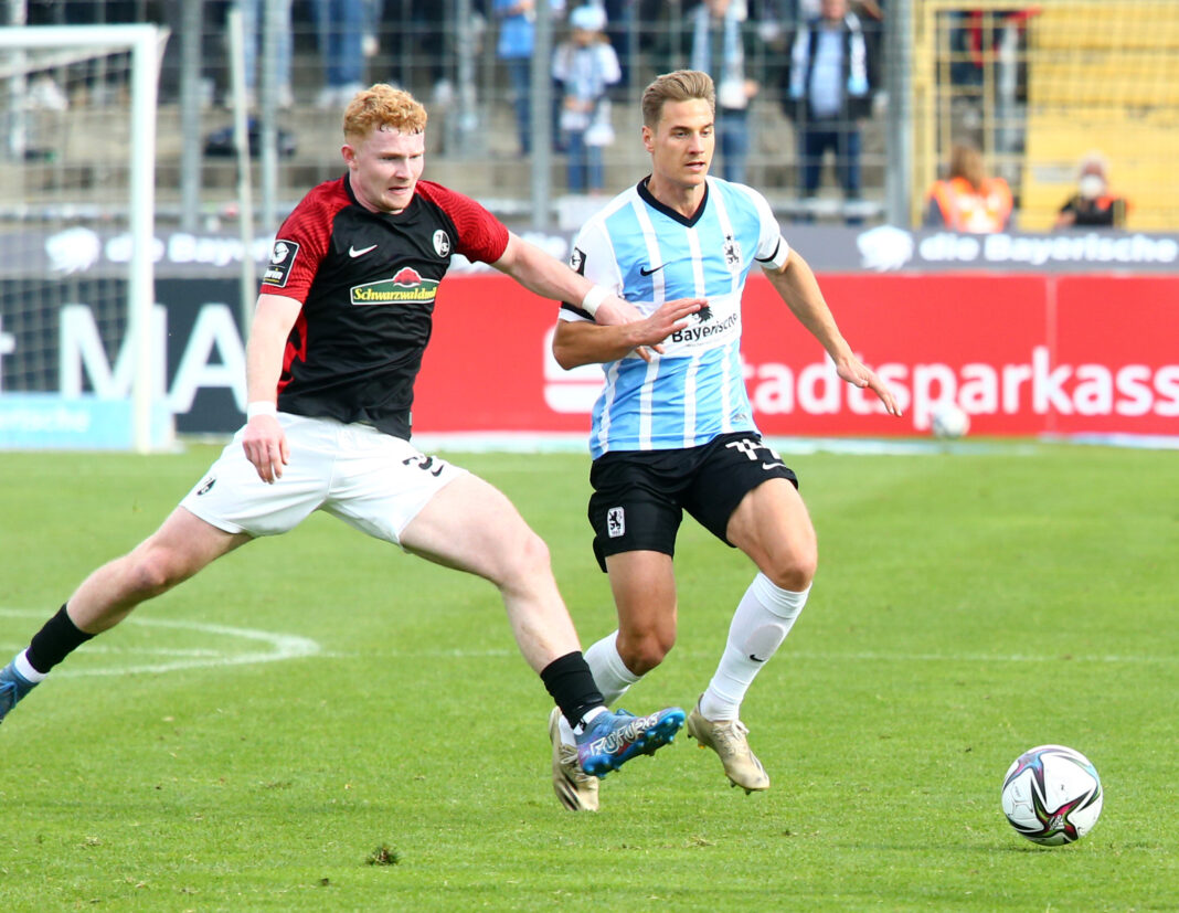 Dennis Dressel (TSV 1860 München) im Einsatz gegen den SC Freiburg II