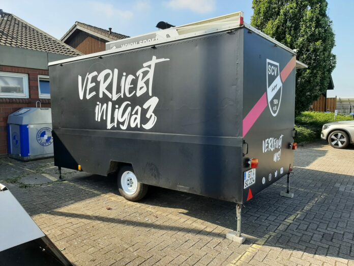 Verkaufswagen Merchandising SC Verl mit Slogan Verliebt in Liga 3