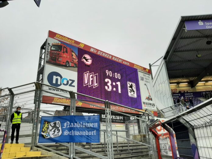 Endstand VfL Osnabrück - TSV 1860 München Hinspiel Saison 2021/22 Bremer Brücke Anzeigetafel