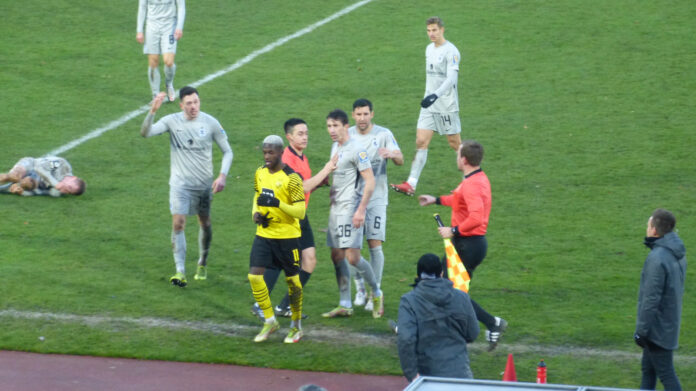 Tachie sieht Rot nach Foul an Greilinger