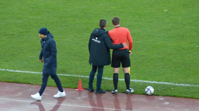 Trainer Michael Köllner Mit Linienrichter In Der 3.Liga Und Günther Gorenzel Am Spielfeldrand
