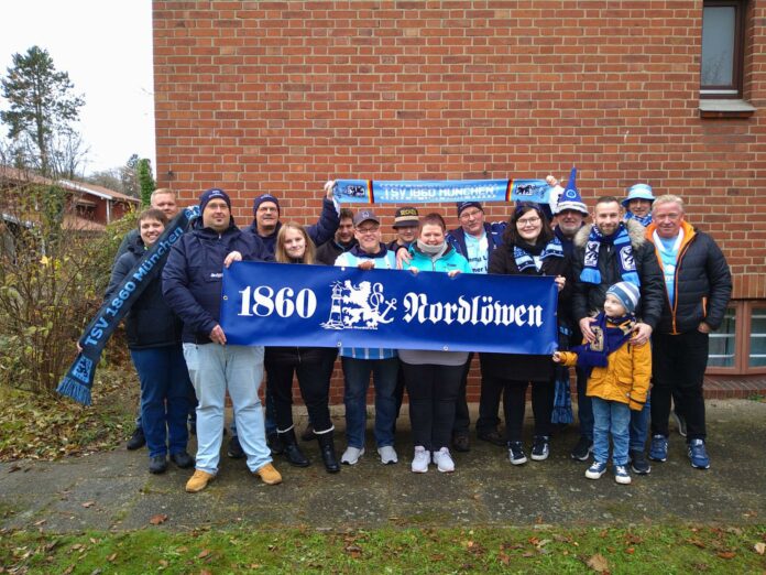 1860 Nordlöwen Fanclub Beim TSV 1860 München Mit Zaunfahne