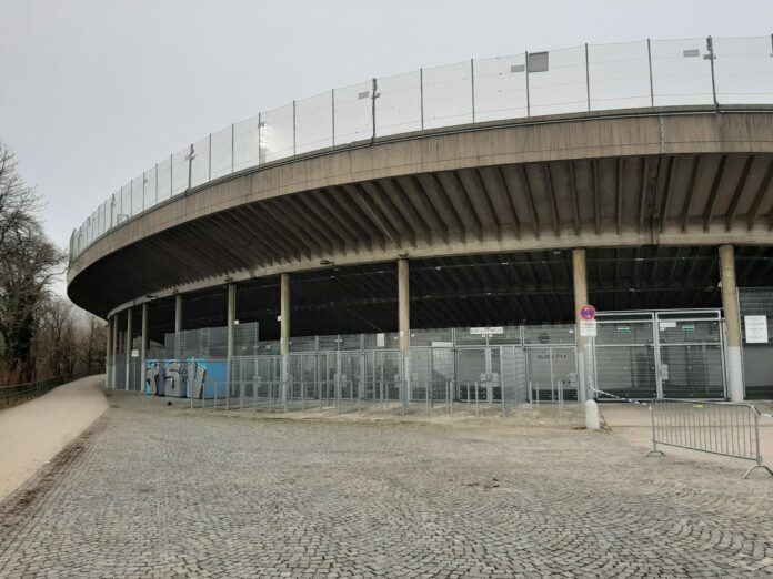 Westkurve Grünwalder Stadion Ansicht hinten ohne Zuschauer