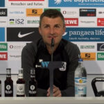 Löwen-Trainer Michael Köllner gratuliert zu zwei Jahren sechzger.de Michael Köllner 1860 PK sechzgerde
