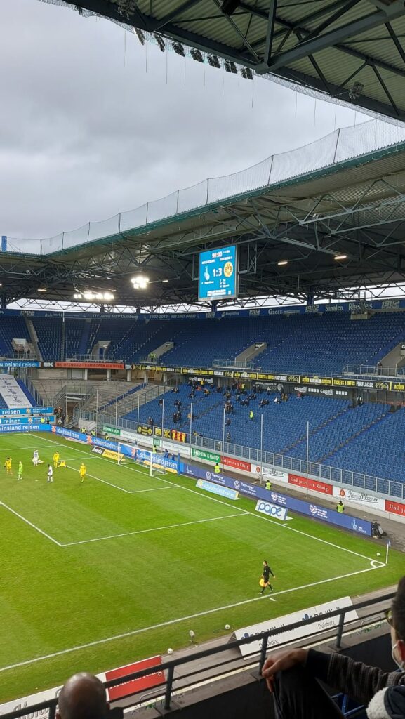 Gästeblock Borussia Dortmund II Beim Duell Mit Dem MSV Duisburg Am Sonntag 06.02.2022