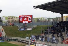 Anzeigetafel und Gästeblock in Zwickau gegen den TSV 1860 München