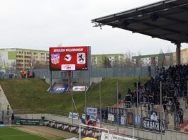 Anzeigetafel und Gästeblock in Zwickau gegen den TSV 1860 München