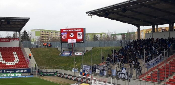 Anzeigetafel und Gästeblock in Zwickau gegen den TSV 1860 München Anzeigetafel und Gästeblock in Zwickau gegen den TSV 1860 München