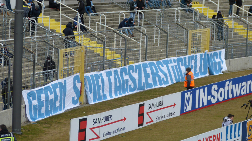 Banner der Fans des TSV 1860 München gegen Spieltagszerstückelung und Montagsspiele