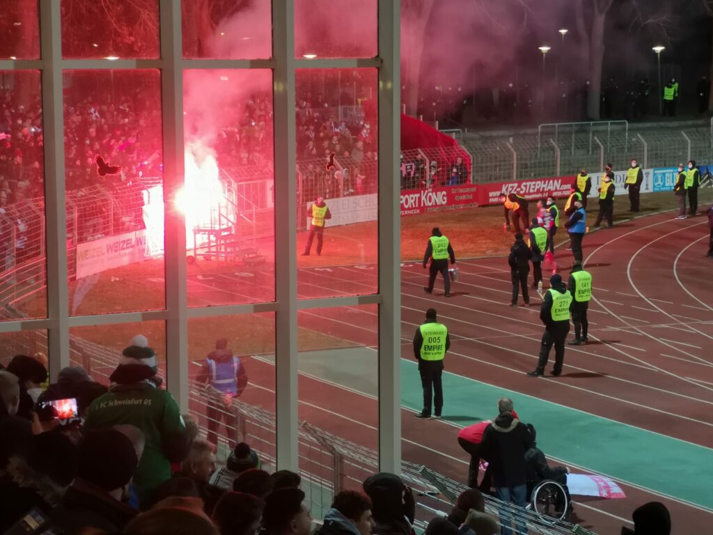 Pyrotechnik Würzburger Kickers Auswärts Im Derby Gegen 1.FC Schweinfurt Im Toto Pokal