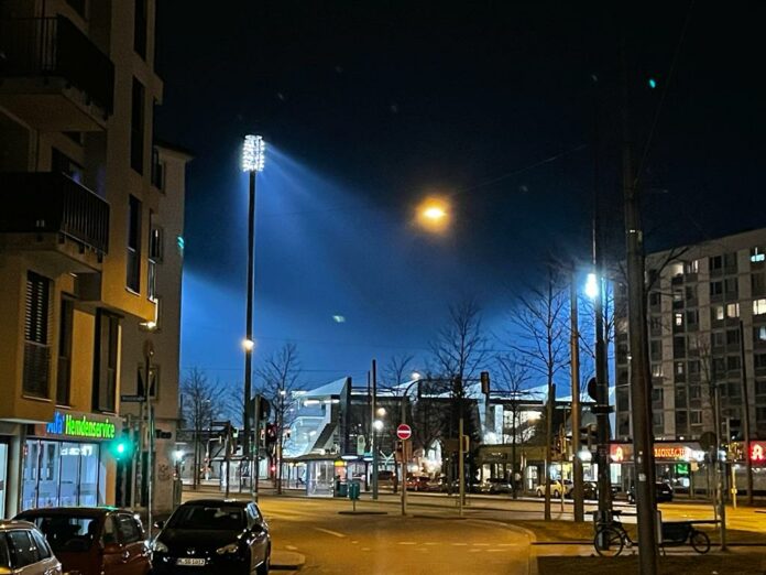 grünwalder stadion mit flutlicht blick von der tegernseer landstraße in richtung stehhalle