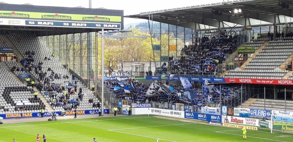 Gefüllter Gästeblock Fans Des TSV 1860 München Im Dreisamstadion In Freiburg
