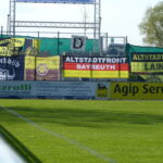Zaunfahnen SpVgg Bayreuth beim Spiele gegen Pipinsried in der Regionallliga Bayern