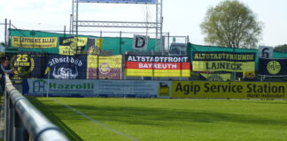 Zaunfahnen SpVgg Bayreuth beim Spiele gegen Pipinsried in der Regionallliga Bayern