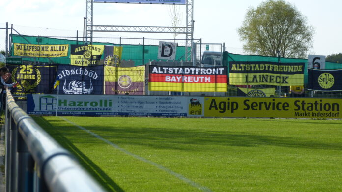Zaunfahnen SpVgg Bayreuth beim Spiele gegen Pipinsried in der Regionallliga Bayern