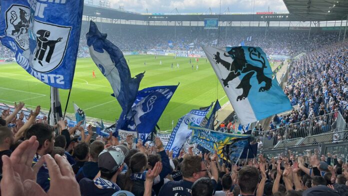 Auswärtsblock Mit Fans Des TSV 1860 München Beim Spiel In Magdeburg Saison 2021 22
