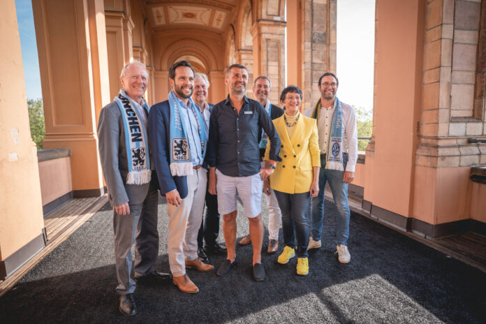 Gruppenfoto Löwenstammtisch Bayerischer Landtag TSV 1860 München Fans Martin Hagen Maxi Deisenhofer Michael Köllner Franz Maget