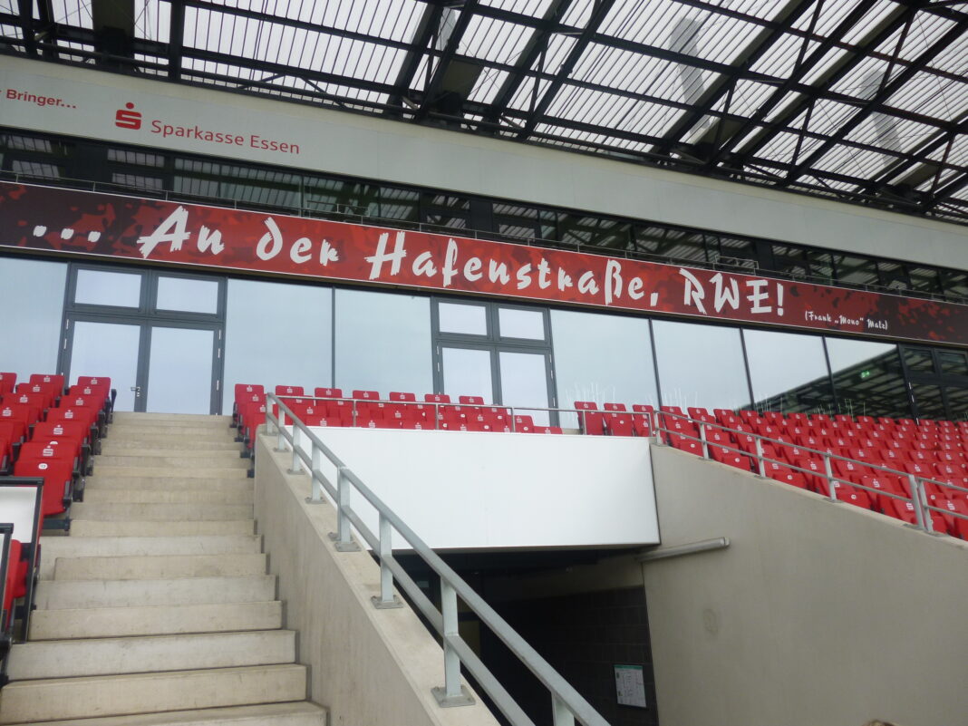 An der Hafenstraße RWE Spruch im Stadion von Rot-Weiß Essen
