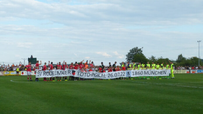Mannschaften SV Rödelmaier Und TSV 1860 München Mit Banner Toto Pokal 1.Runde 2022 23