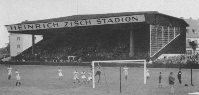 Heinrich Zisch Stadion Foto der Haupttribüne mit der Inschrift Heinrich Zisch Stadion