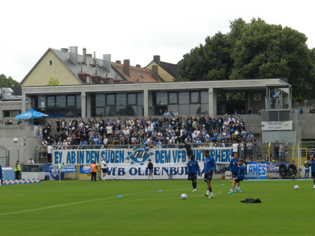 Gästeblock VfB Oldenburg beim Spiel gegen den TSV 1860 München