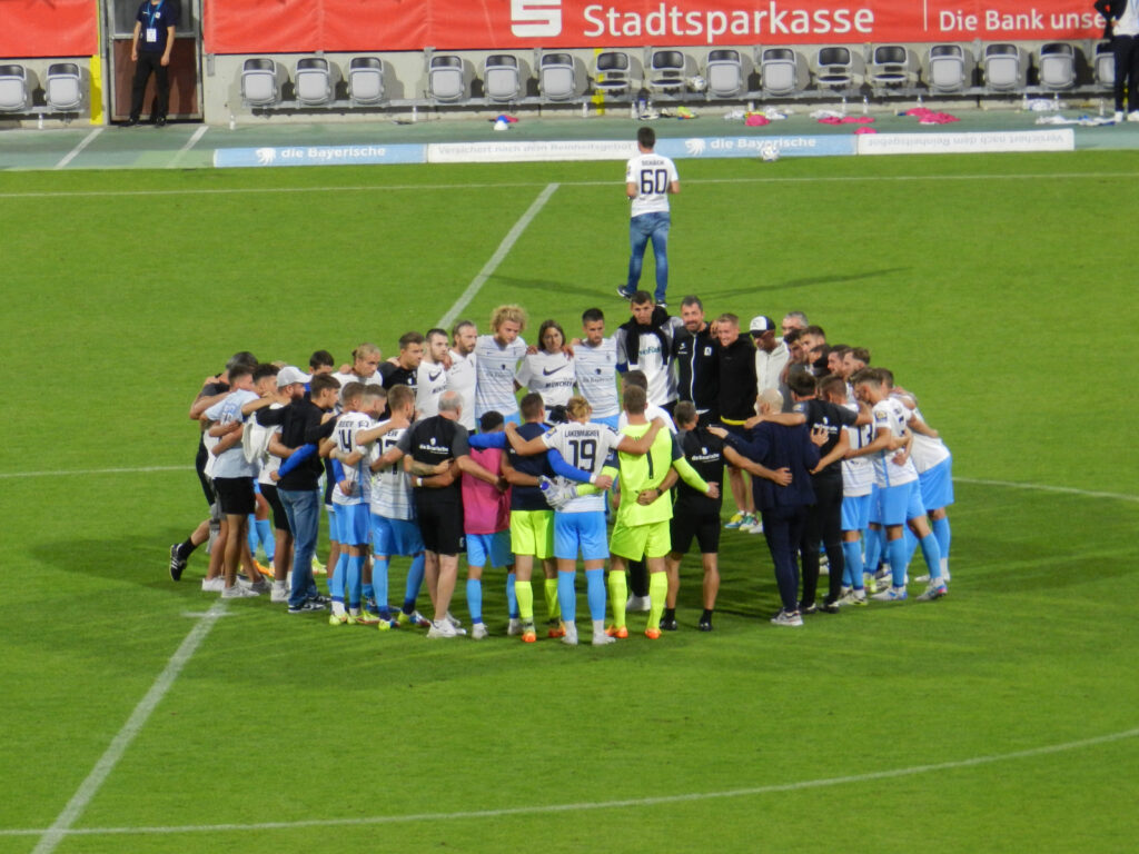 Mannschaftskreis TSV 1860 München nach Sieg gegen SV Meppen 3-Liga 3-Spieltag 2022-23