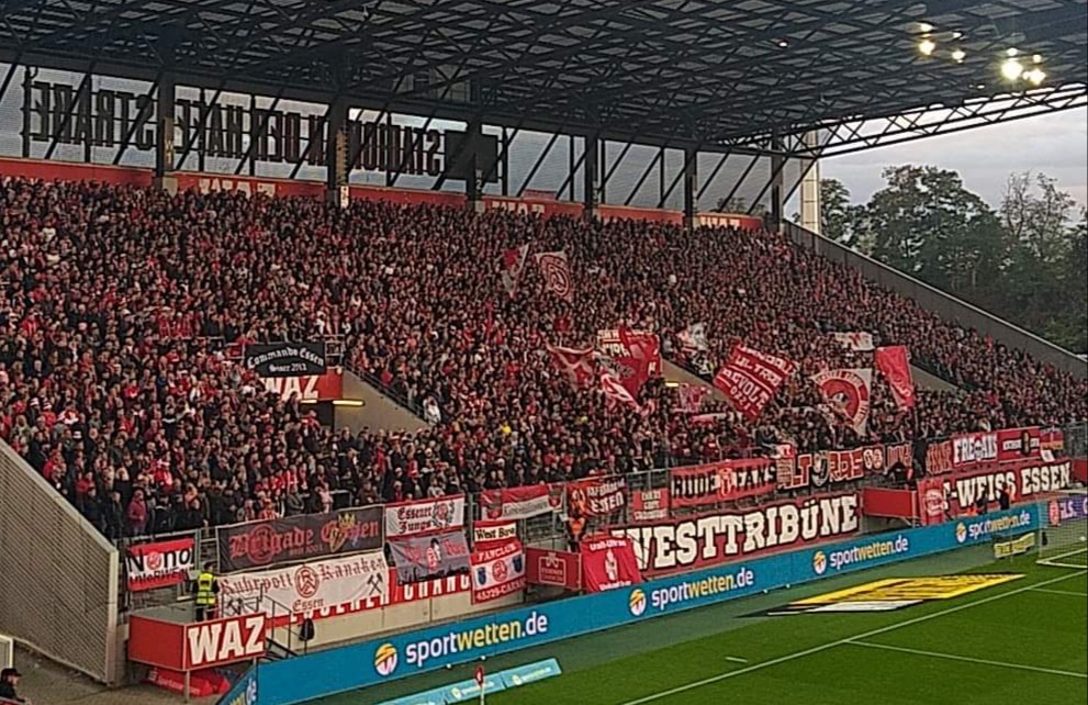 Die Heimkurve von Rot-Weiß Essen beim Montagsspiel gegen den FC Saarbrücken