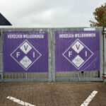 Gegnervorstellung 25/26: Fußballverein Illertissen 1921 e. V. Eingang in Illertissen mit Logo-Banner
