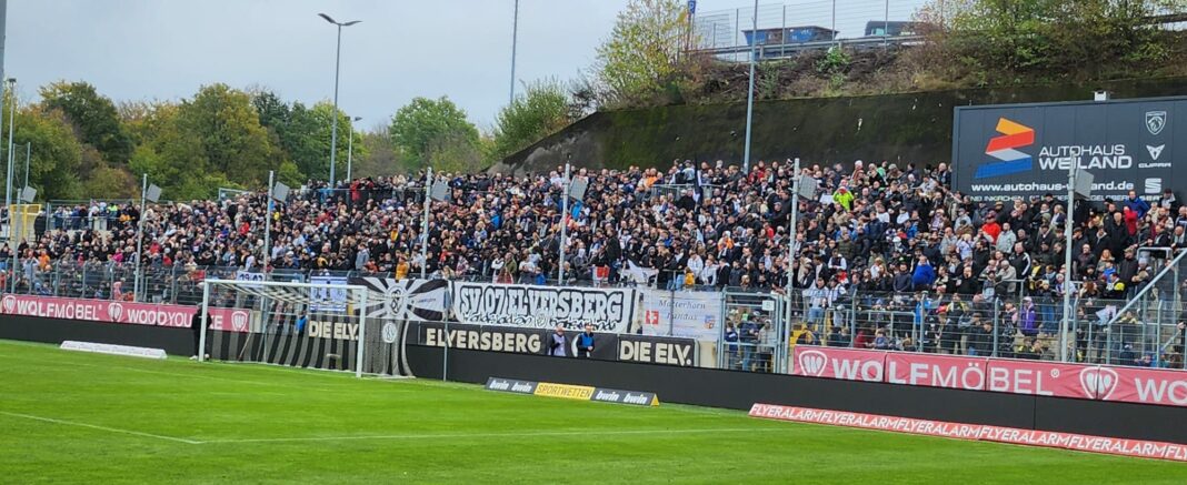 Die Fans von Elversberg beim Heimspiel gegen Dortmund auf dem Weg in die 2. LIga