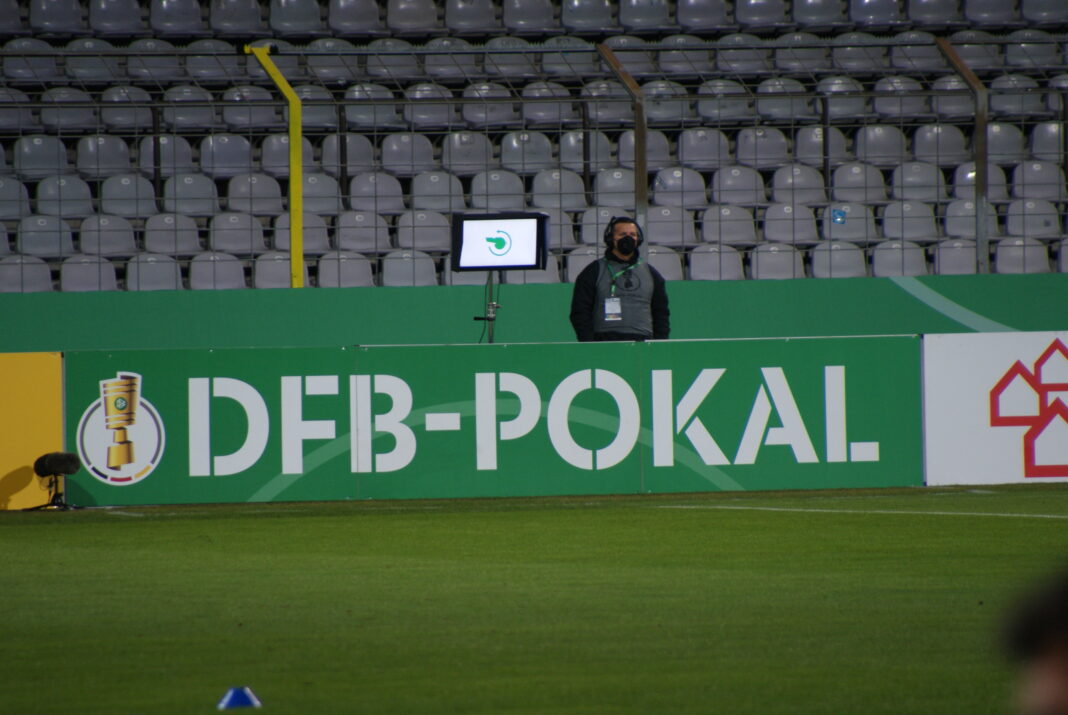 Videobeweis (VAR) im DFB-Pokal Spiel TSV 1860 München gegen Karlsruher SC im Grünwalder Stadion