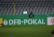 Videobeweis (VAR) im DFB-Pokal Spiel TSV 1860 München gegen Karlsruher SC im Grünwalder Stadion