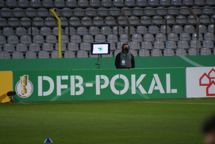 Videobeweis (VAR) im DFB-Pokal Spiel TSV 1860 München gegen Karlsruher SC im Grünwalder Stadion