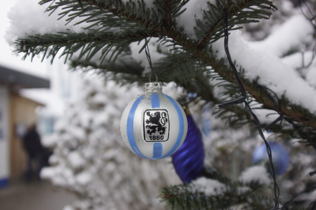 Symbolbild Weihnachten TSV 1860 München Christbaumkugel Schnee Trainingsgelände