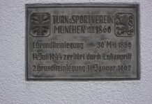 Nach Insolvenzeröffnung – Der Löwe als Wappen ist zurück! Trainingsgelände TSV 1860 München Wandtafel Grundsteinlegung
