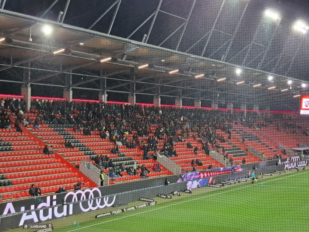 FC Ingolstadt 04 Erzgebirge Aue 3.Liga 18.Spieltag Zuschauer Flüchten Vor Schneeregen