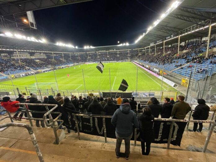 230206 Mannheim Verl Die mitgereisten Fans aus Verl beim Gastspiel in Mannheim