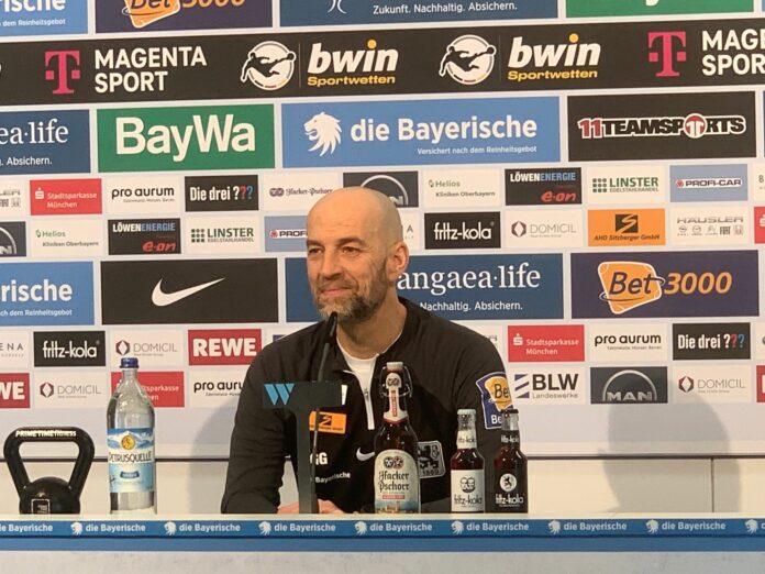 Interims-Trainer Günther Gorenzel bei der Löwenrunde vor dem Auswärtsspiel in Meppen.
