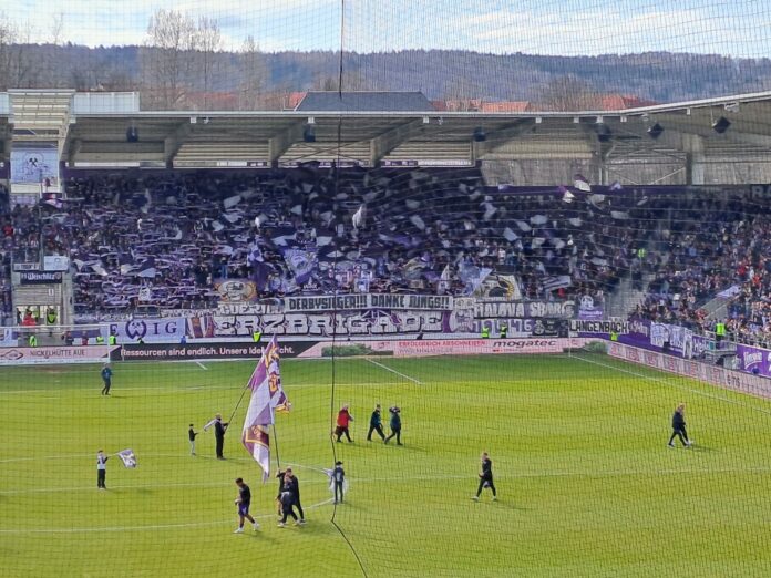 Blick über das Spielfeld auf die Heimkurve des Erzgebirgsstadions in Aue beim Spiel gegen 1860 München