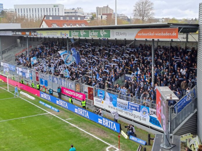 SV Wehen Wiesbaden TSV 1860 20230415 (72) Löwen im Auswärtsblock bei Wehen 22/23