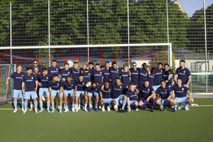TSV 1860 München III Aufstieg Gruppenbild nach Sieg gegen SC München