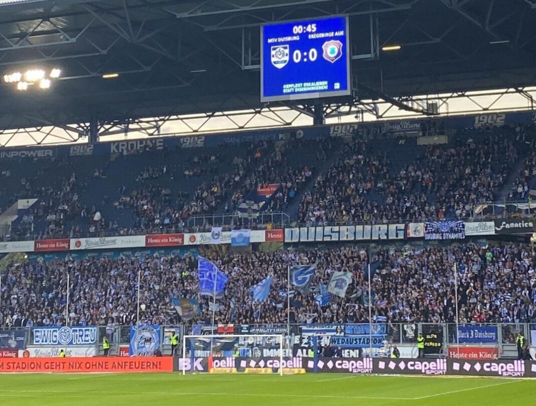 Zu sehen ist ein Foto, das die Heimkurve des Wedaustadions zeigt. Die Fans des MSV Duisburg können den sicheren Klassenerhalt bejubeln.