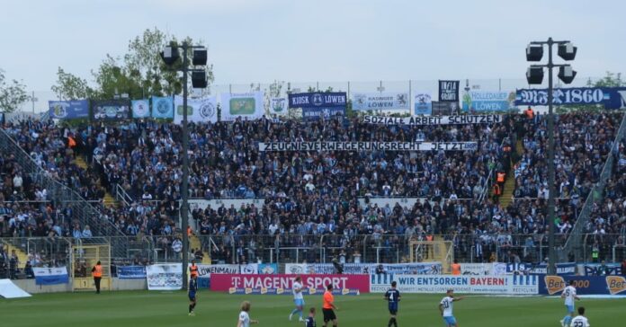Die Löwenfans gegen Rechts zeigen ein Spruchband, in welchem sie ein Zeugnisverweigerungsrecht für Fanprojekte fordern, um Soziale Arbeit zu schützen.