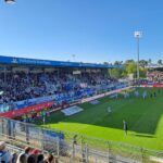 Gegnervorstellung: SV Sandhausen 1926 e.V. Hintertortribüne in Sandhausen.