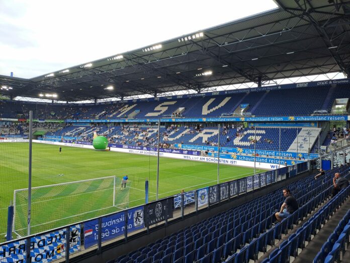 MSV Duisburg Schriftzug auf der Tribüne des Wedaustadions.