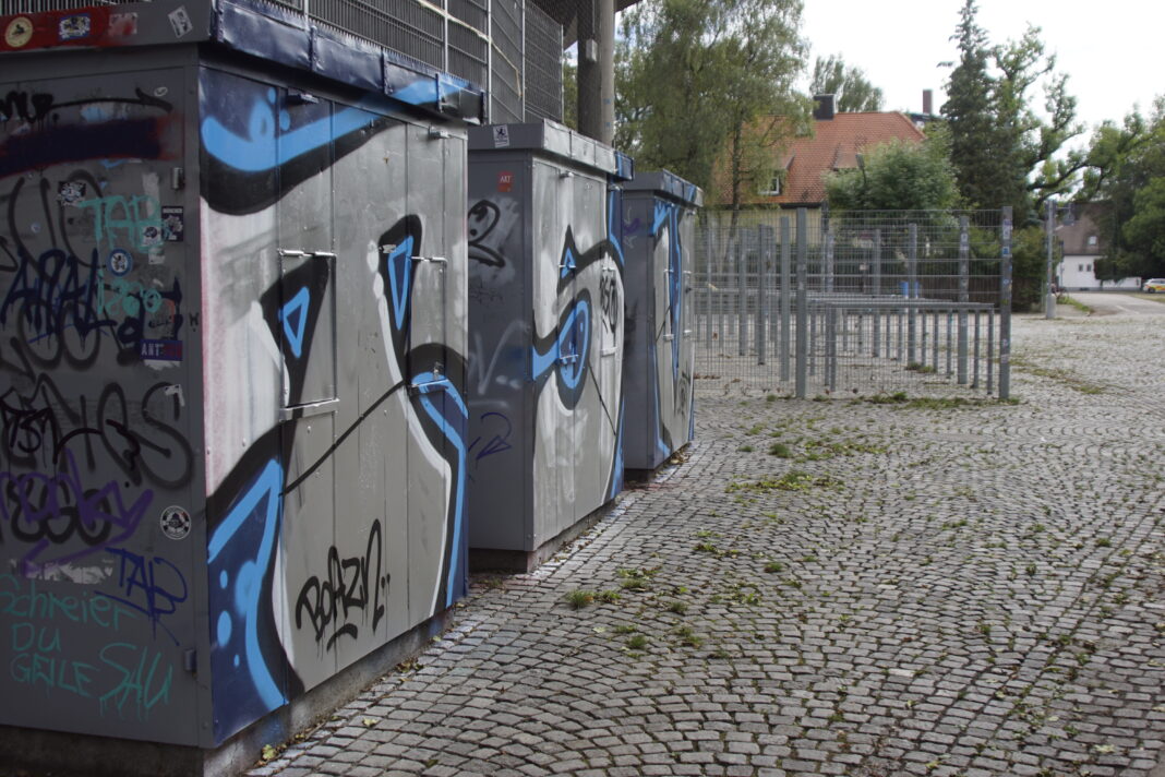 TSV Graffiti von Fans des TSV 1860 München hinter der Westkurve Grünwalder Stadion