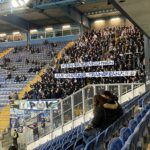 Löwenfans im Auswärtsblock in Bielefeld