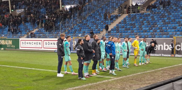 Sichtlich angeknockt verabschieden sich die Löwen von den Fans in die Winterpause
