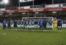 Mannschaft des TSV 1860 München feiert mit den Fans nach Auswärtssieg beim SC Verl
