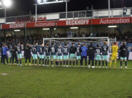 Mannschaft des TSV 1860 München feiert mit den Fans nach Auswärtssieg beim SC Verl