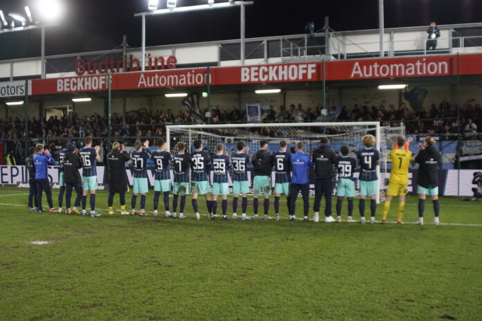 Mannschaft des TSV 1860 München feiert mit den Fans nach Auswärtssieg beim SC Verl